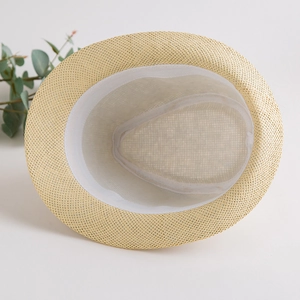 Vista interna di un cappello di paglia da spiaggia con trama traspirante e fascia