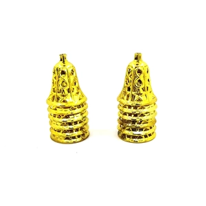 Nahaufnahme hohler goldener Weihnachtsglocken mit Sternenmuster im 12er-Set Dekoration