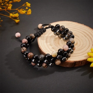Détail macro du bracelet tissé double couche en rhodonite et pierre noire de 8 mm