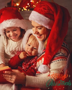 Famille portant de longs bonnets de Noël en peluche et des pulls lisant dans une pièce