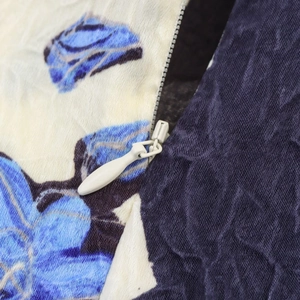 Vue détaillée de la fermeture éclair invisible sur jupe midi en satin à fleurs vintage