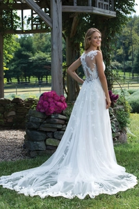 Vue détaillée du dos de la robe de mariée en dentelle blanche avec tulle et boutons