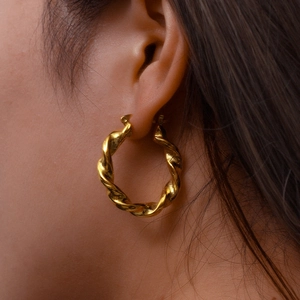 Créoles torsadées classiques plaquées or 18 carats avec une finition polie miroir