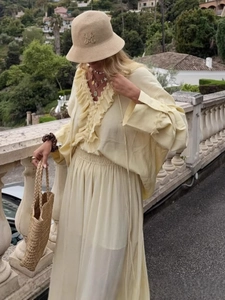 Elegante set vacanza due pezzi giallo chiaro con top a balze e gonna lunga coordinata
