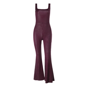 Combinaison pailletée violet foncé avec col carré sans manches et jambes larges