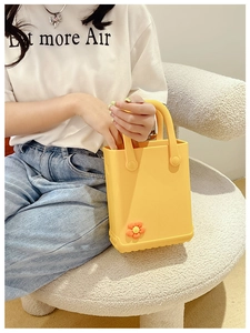 Detailansicht der gelben EVA-Strandtasche mit orangefarbener Blume und strukturiertem Boden