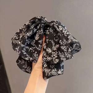 Pince à cheveux noeud en mousseline fleurie noir et blanc pour coiffures élégantes