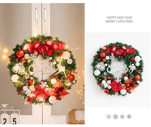 Détail d'une couronne de Noël avec lumières LED, nœuds rouges et renne sur une porte