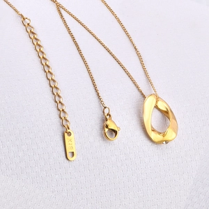 Collier minimaliste en or 18 carats avec pendentif géométrique irrégulier poli