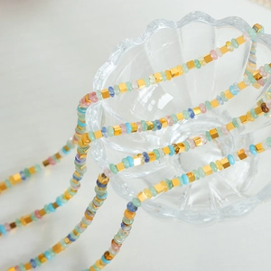 Collier rétro en acier titane avec pierres naturelles et perles d'espacement dorées