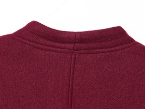 Dettaglio dello scollo e cucitura posteriore di un cappotto bordeaux in lana pregiata