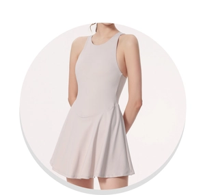 Vue de face de la robe de sport lilas avec dos nageur et jupe de tennis trapèze