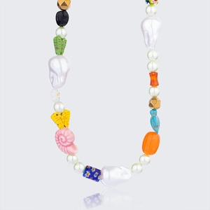 Détail des perles baroques Y2K colorées, coquillages et perles sur un collier perlé