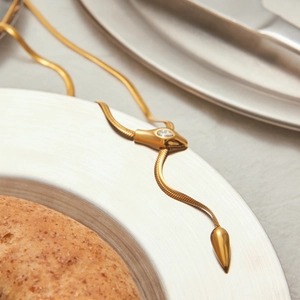 Collana a serpente in acciaio inossidabile dorato 18K con incastonatura di zirconi