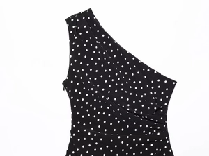 Détail de la robe rétro à pois avec plis à la taille et fermeture éclair latérale