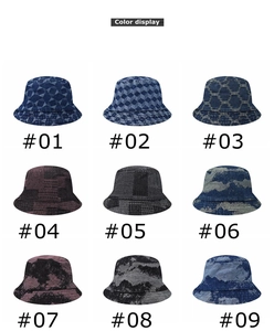 Detailanzeige von neun Denim-Fischerhüten mit geometrischen Mustern und Batik-Designs