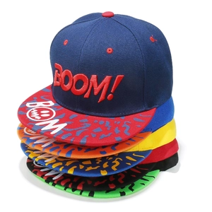Mehrfarbige Snapback-Caps vertikal gestapelt mit BOOM-Stickerei und Graffiti-Schirm
