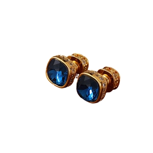 Élégantes boucles d'oreilles carrées en cristal bleu plaqué or avec halo de diamants