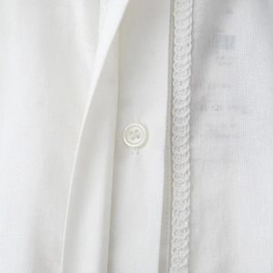 Chemisier blanc pour femme avec bordure en dentelle crochetée et patte de boutonnage