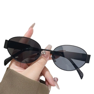 Schicke schwarze Sonnenbrille mit ovalem Rahmen und klassischen dunklen Gläsern