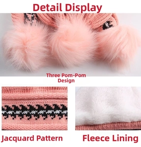 Dettaglio cappello in maglia rosa con tre pompon, motivo jacquard e fodera in pile