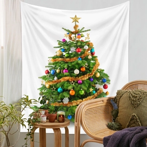 Arredo accogliente con arazzo da parete albero di Natale sopra un tavolino di legno