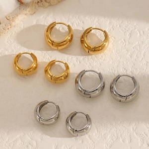 Set di orecchini a cerchio minimalisti in acciaio inossidabile placcato oro 18 carati