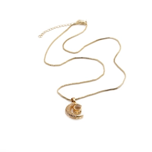 Collier lune plaqué or avec zircon œil du démon et détail de pierre de projection