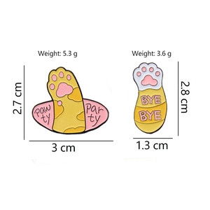 Detailed size chart for orange and purple cat paw enamel pins with weight in grams