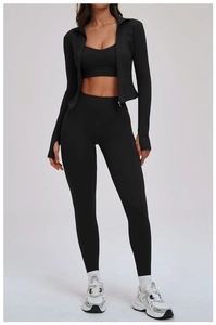 Détails d'un ensemble de yoga noir avec poignets passe-pouce et leggings gainants taille haute