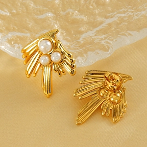 Vintage 18K gold-plated swallow pearl stud earrings with fan-shaped textured design