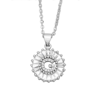 Détail macro du pendentif lettre G argenté avec zircons taille baguette et halo
