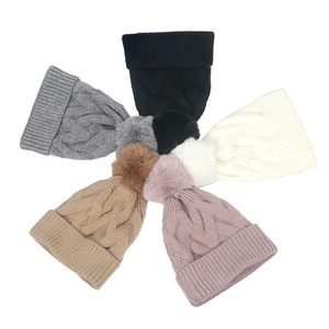 Ensemble de bonnets en tricot à pompon en noir, ivoire, gris, kaki et rose doux