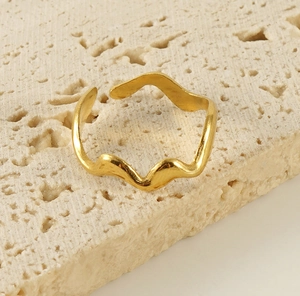 Vue macro de la bague vague dorée minimaliste sur pierre avec anneau ouvert réglable