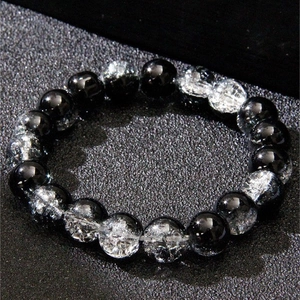 Fashionable men's beaded bracelet with alternating black and clear cracked glass beads