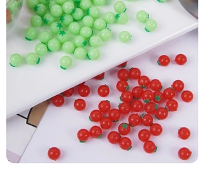 Mini pomodori ciliegini per casa delle bambole con steli verdi per artigianato DIY