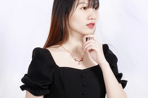 Gros plan du collier bois de cerf en or rose avec pendentif cristal sur mannequin