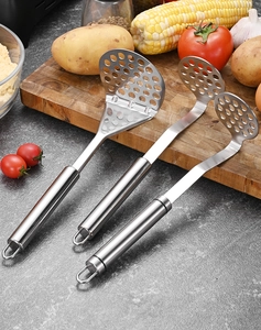 Trois tailles de presse-purée en acier inoxydable avec boucles de suspension en cuisine