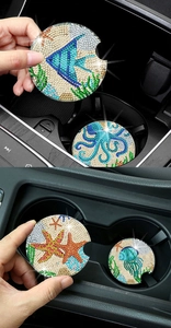 Detailansicht der bunten Diamant-Malerei-Auto-Untersetzer mit Ozeanmotiven im Halter