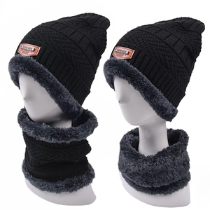 Ensemble bonnet et tour de cou en tricot noir avec doublure chaude en fausse fourrure