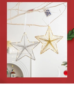 Dettaglio di stelle di Natale luminose oro e argento appese a rami bianchi decorativi