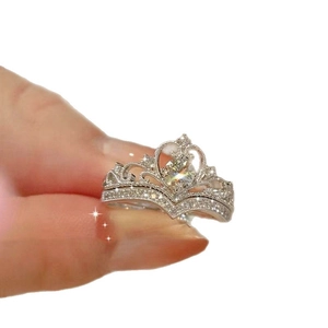 Bague couronne élégante sertie de zircons avec finition or blanc pour femmes
