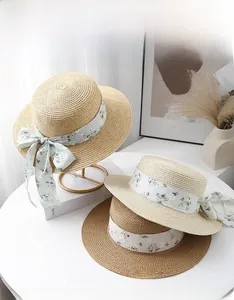Détails de chapeaux de paille avec ruban floral élégant et nœud décoratif chic