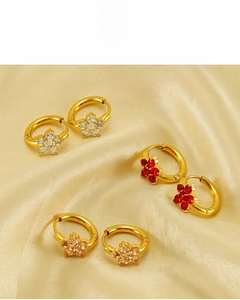 Détail de boucles d'oreilles flocon en plaqué or 18K avec cristaux de zircon colorés