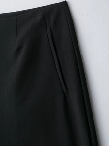 Détail de la taille haute et finition des poches sur ce short décontracté noir