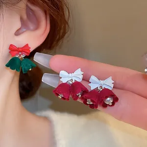 Orecchini mughetto natalizi con fiocchi e perle in festoso rosso e verde elegante