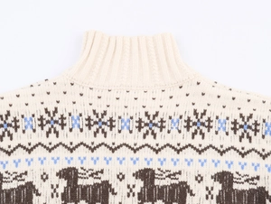 Gros plan du col roulé avec motifs jacquard vintage de rennes et flocons de neige