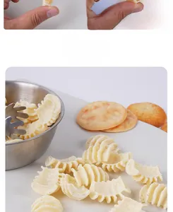 Vista macro della texture ondulata e del condimento sugli snack vegetali simulati