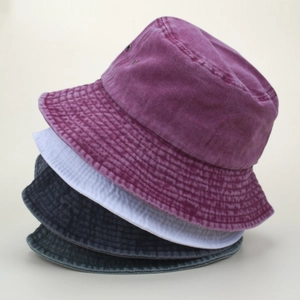Détails des bobs en coton lavé disponibles en violet, blanc, bleu marine et gris anthracite