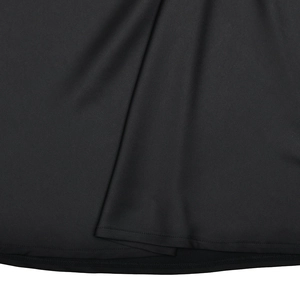 Vue détaillée du tissu noir de la robe montrant la texture lisse et les coutures
